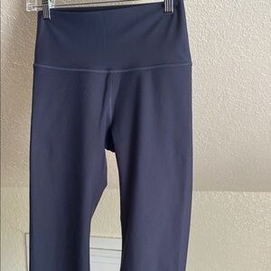 Old Navy  2 pairs women’s size medium capris leggings